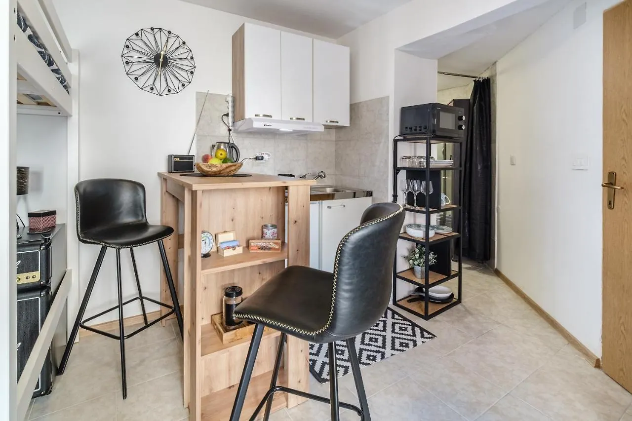 Holiday home Aryjina Kuca, Mountain & Seaview Studio Apartment - Rooftop Terrace Kastela