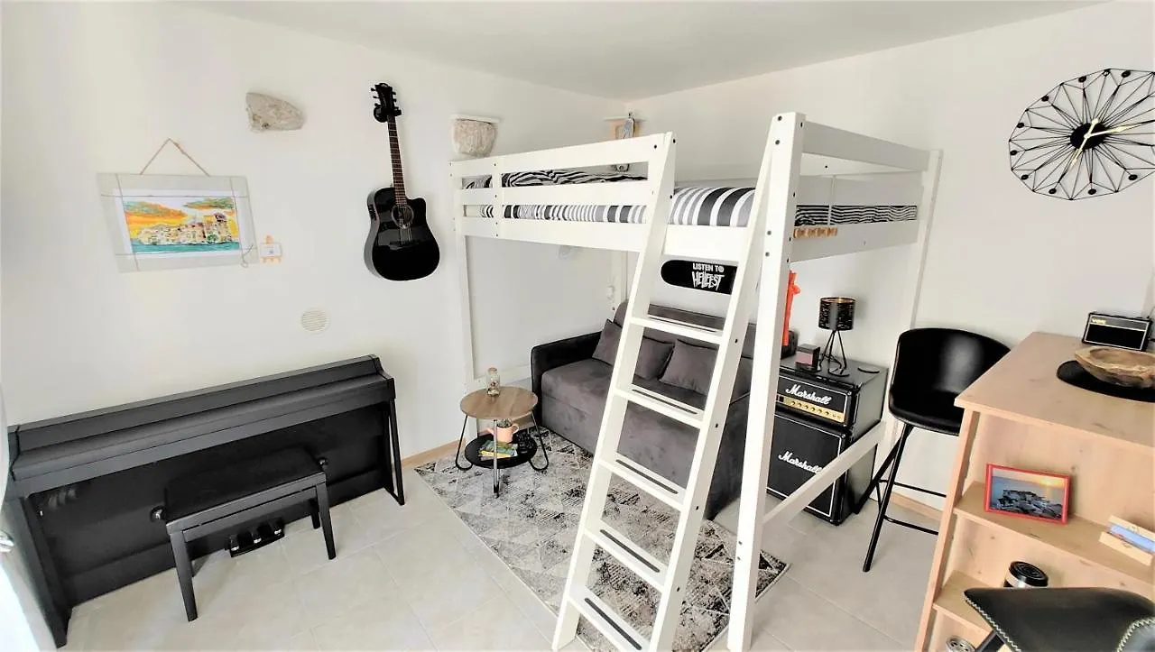 Holiday home Aryjina Kuca, Mountain & Seaview Studio Apartment - Rooftop Terrace Kastela