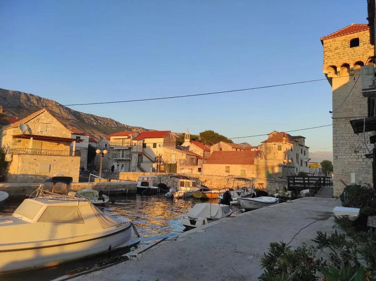 Aryjina Kuca, Mountain & Seaview Studio Apartment - Rooftop Terrace Kastela Holiday home