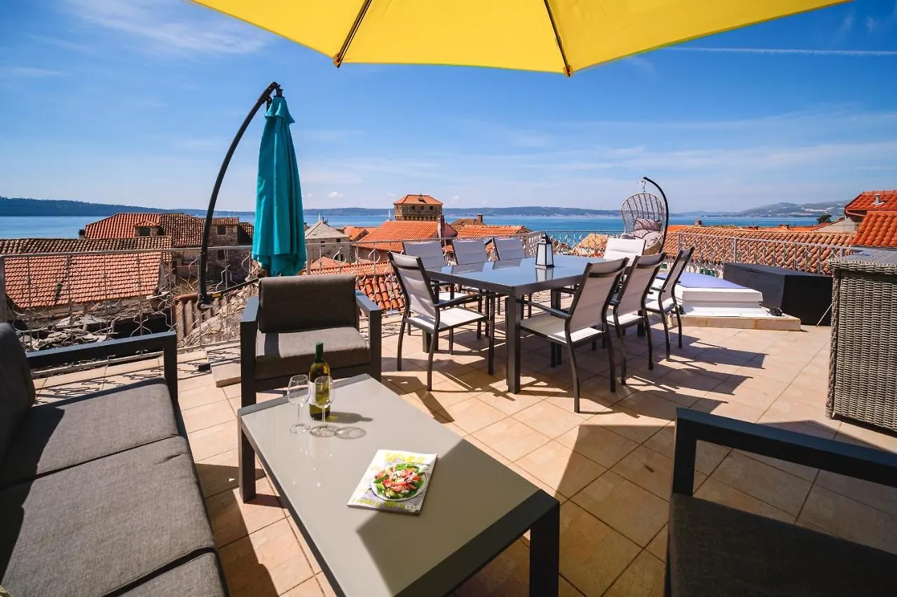 Aryjina Kuca, Mountain & Seaview Studio Apartment - Rooftop Terrace Kastela
