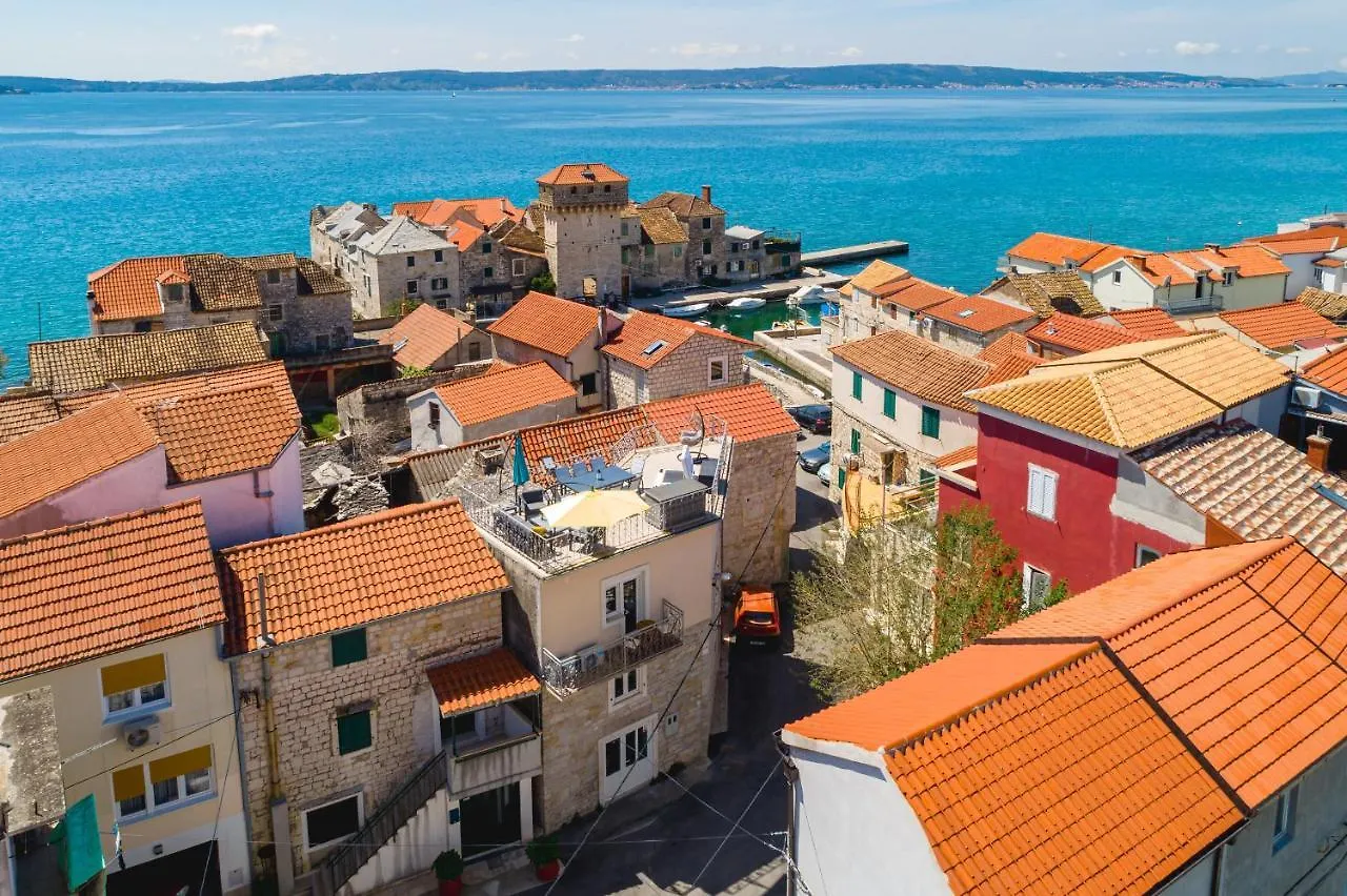 Aryjina Kuca, Mountain & Seaview Studio Apartment - Rooftop Terrace Kastela