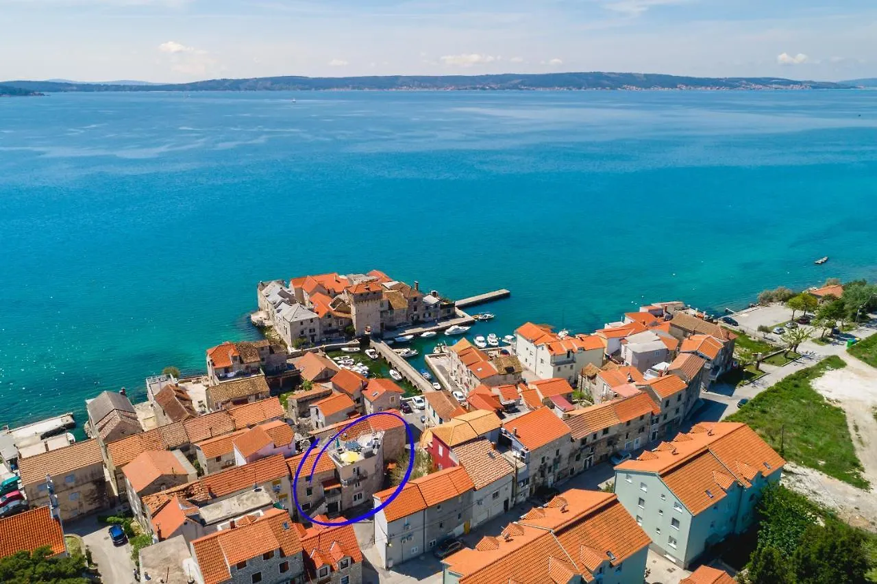 Aryjina Kuca, Mountain & Seaview Studio Apartment - Rooftop Terrace Kastela