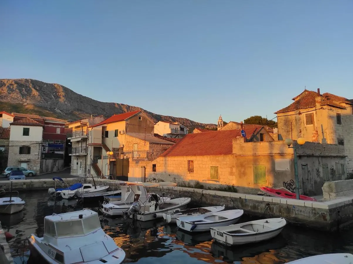Aryjina Kuca, Mountain & Seaview Studio Apartment - Rooftop Terrace Kastela