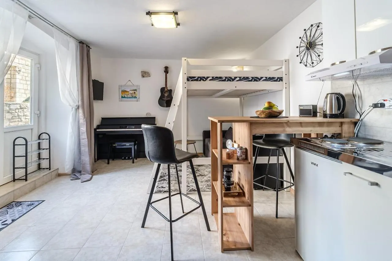 Aryjina Kuca, Mountain & Seaview Studio Apartment - Rooftop Terrace Kastela Holiday home