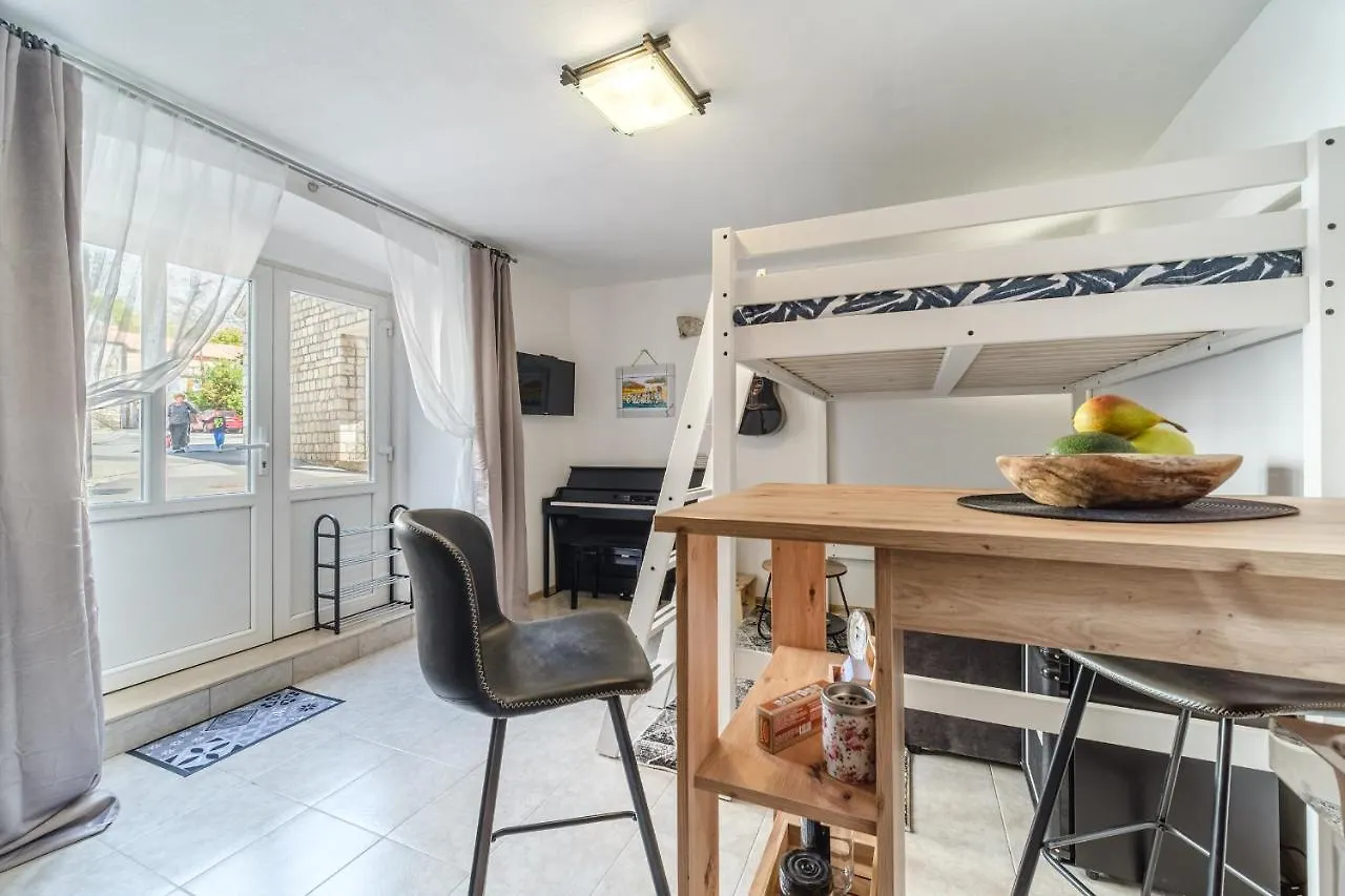 Aryjina Kuca, Mountain & Seaview Studio Apartment - Rooftop Terrace Kastela