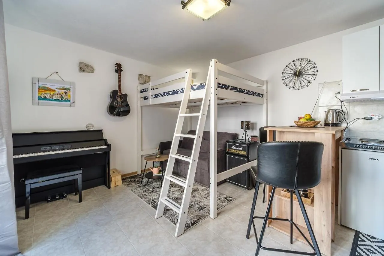 Aryjina Kuca, Mountain & Seaview Studio Apartment - Rooftop Terrace Kastela
