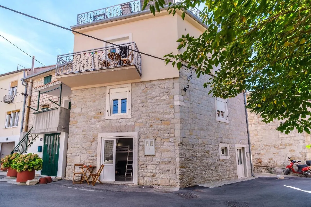 Aryjina Kuca, Mountain & Seaview Studio Apartment - Rooftop Terrace Kastela 0*,  Croatia