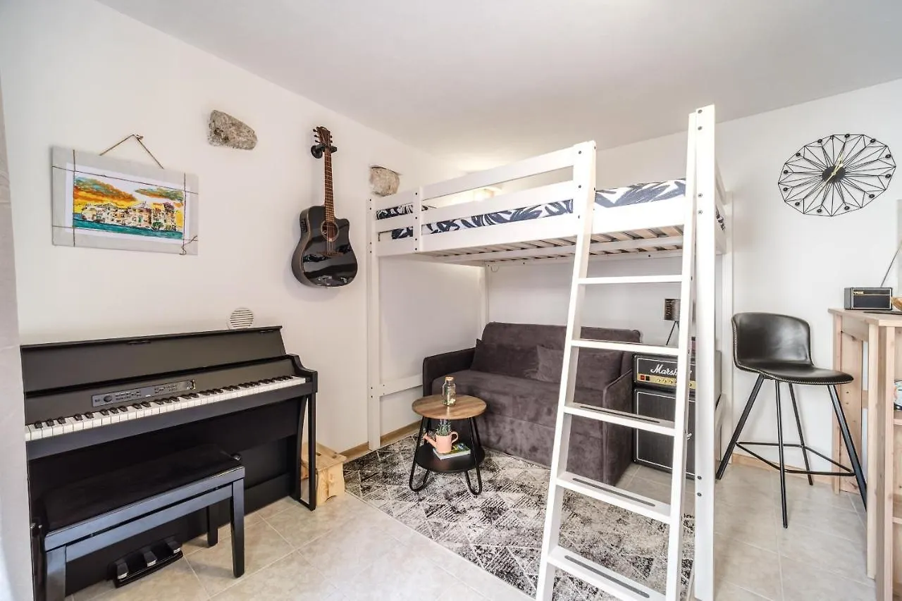 Aryjina Kuca, Mountain & Seaview Studio Apartment - Rooftop Terrace Kastela Croatia